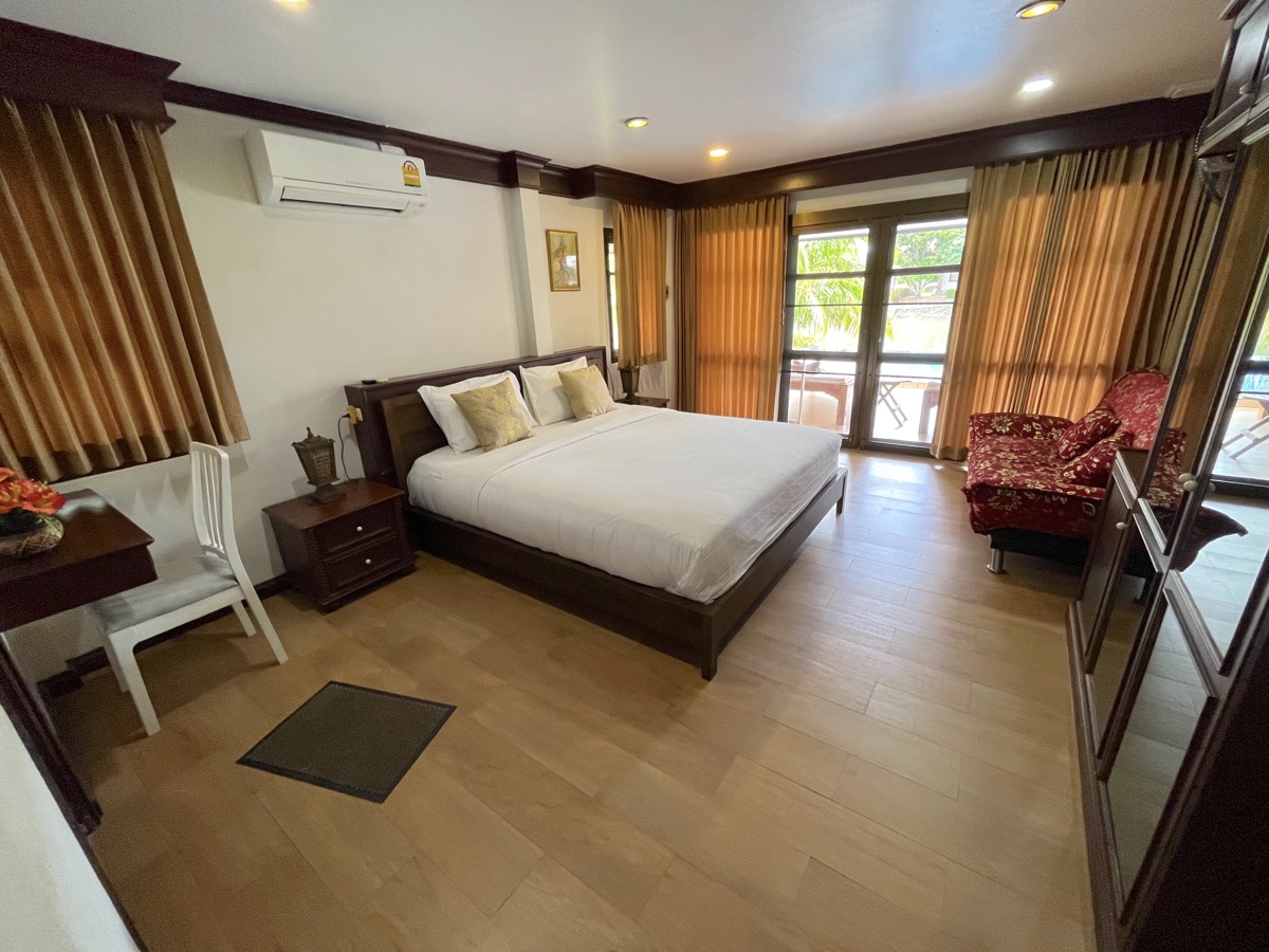 Master bedroom wth a king size bed and a sofa bed for 2.
Private bathroom